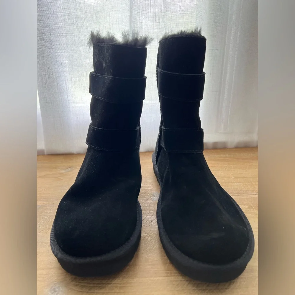 New UGG Bailey Graphic Logo Strap Boot in Black Women’s Size 7